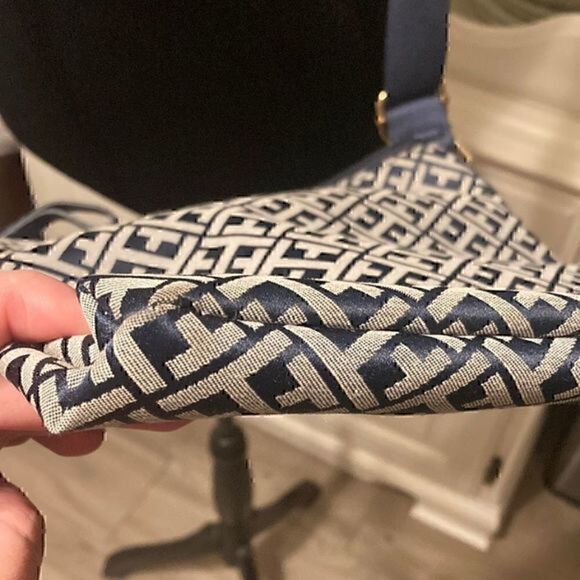 Tommy Hilfiger crossbody     - Picture 9 of 10